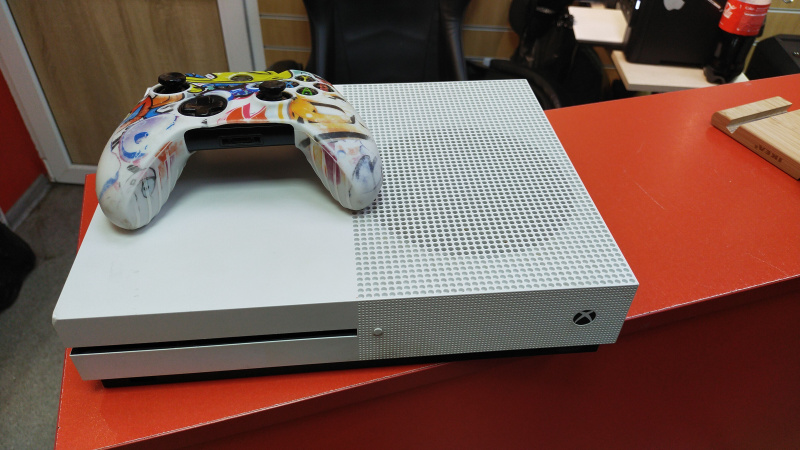 Игровая приставка One S Xbox  500 GB + Джойстик